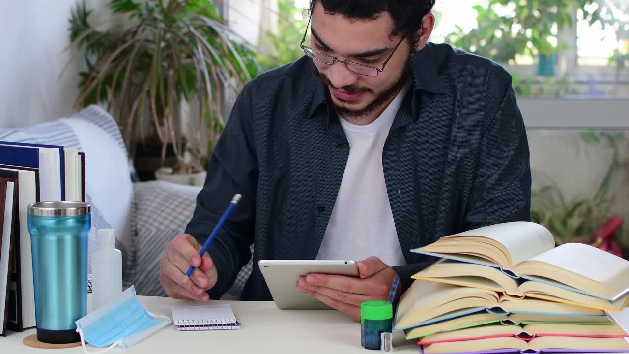 estudiante que estudia en el hogar