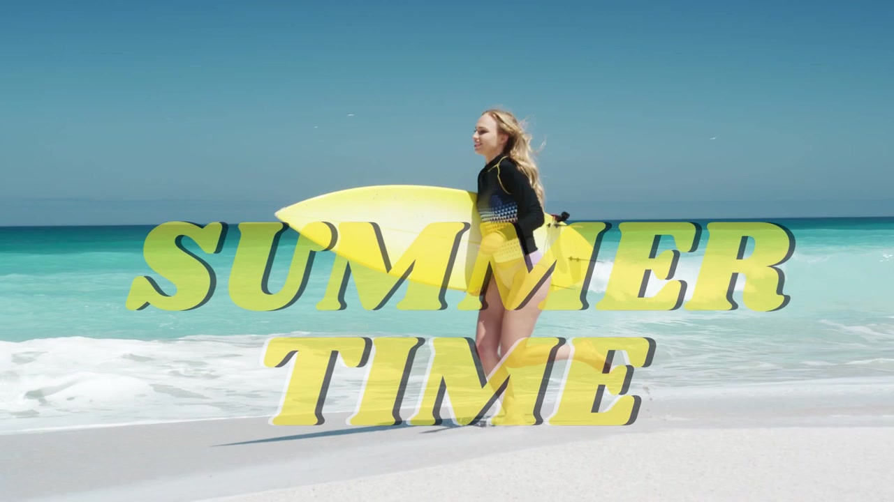 Donna con tavola gialla che entra da destra, vedendo le onde, correndo a fare surf con la scritta "SUMMER TIME" e "travel" in sovrimpressione.