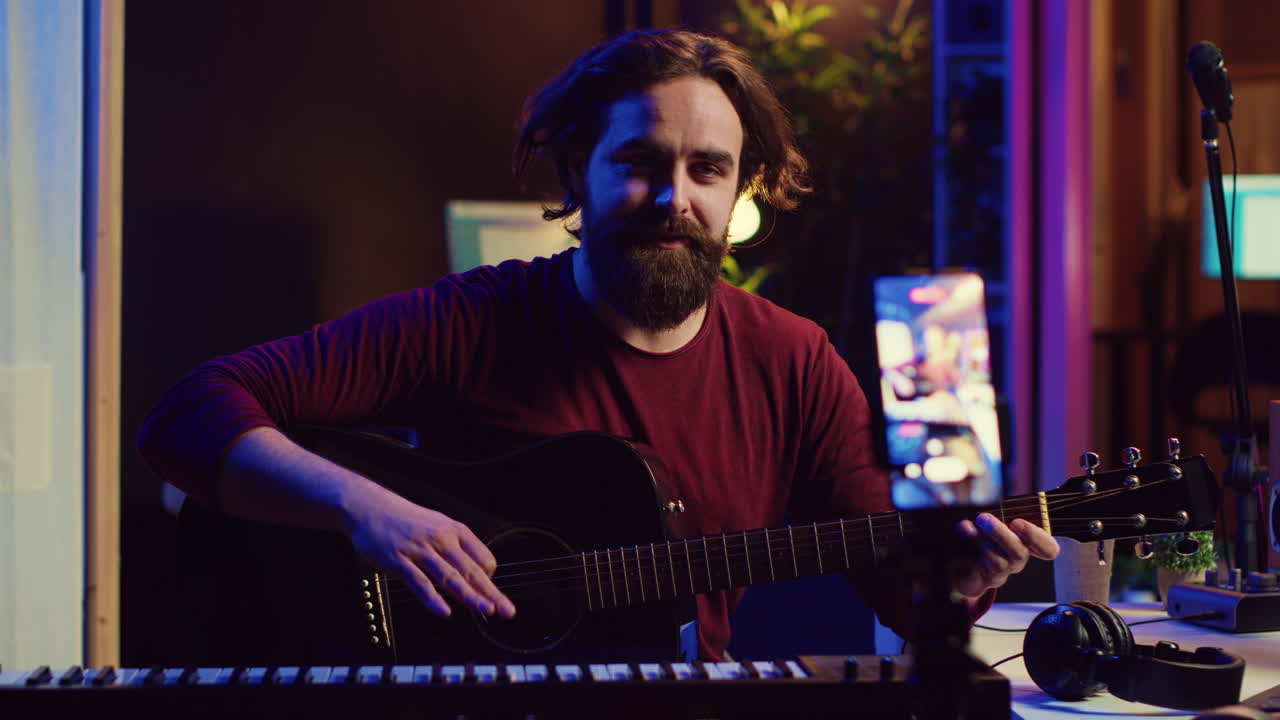 instructor de guitarra que enseña clases de guitarra en línea en internet