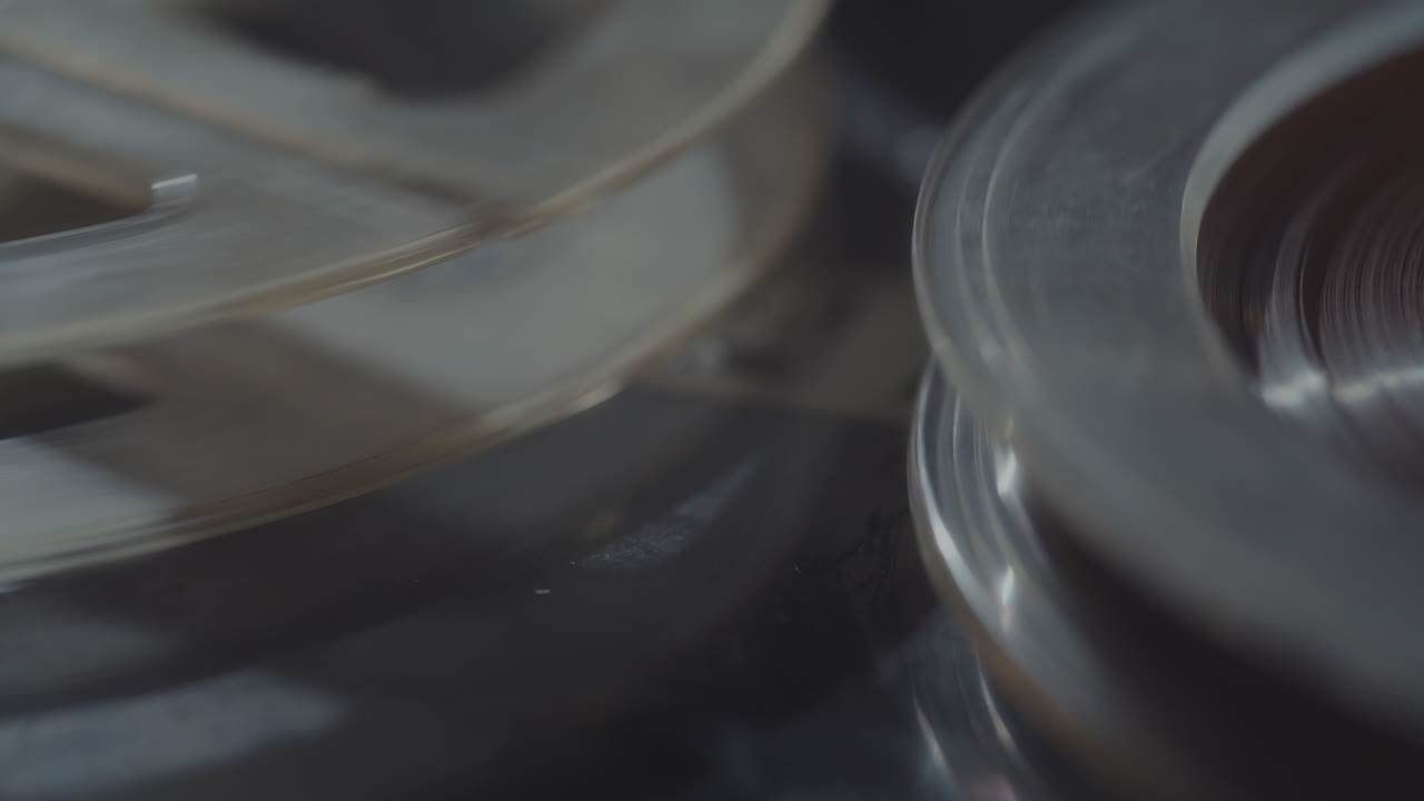 스파이는 신중한 녹음을 듣습니다.