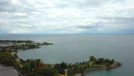 Vista-Aérea-De-Los-Acantilados-De-Scarborough,-Canadá,-Con-Un-Suave-Movimiento-De-Drones-Y-El-Panorama-Del-Lago-Ontario