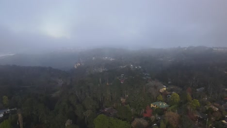 Antena-De-Drones-Que-Se-Eleva-Sobre-La-Ciudad-De-Katoomba-Para-Ir-A-Las-Nubes.