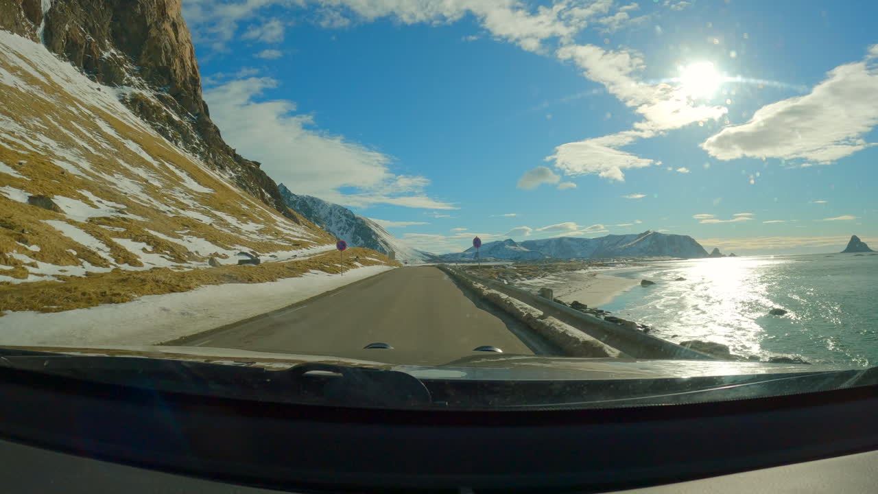 Kjører gjennom den farligste delen av turistveien på Andøya, steinskredområde mot Bleik, Norge 4k.