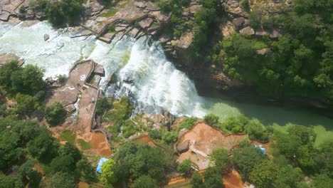 cascada rajdari devdari y la presa latif shah y el lago chandraprabha vista aérea