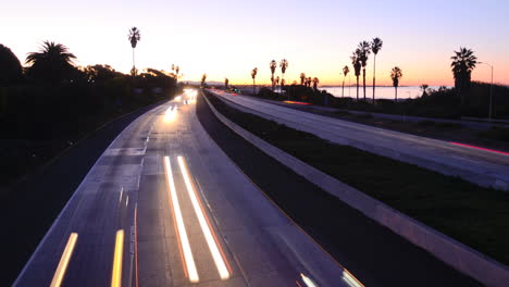 Los-Coches-De-Lapso-De-Tiempo-Viajan-Por-Una-Autopista-Al-Atardecer-O-Al-Anochecer-2