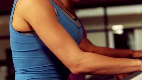 mujer en forma concentrada usando cinta de correr