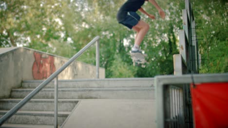skatepark에서 계단을 점프하는 스케이터