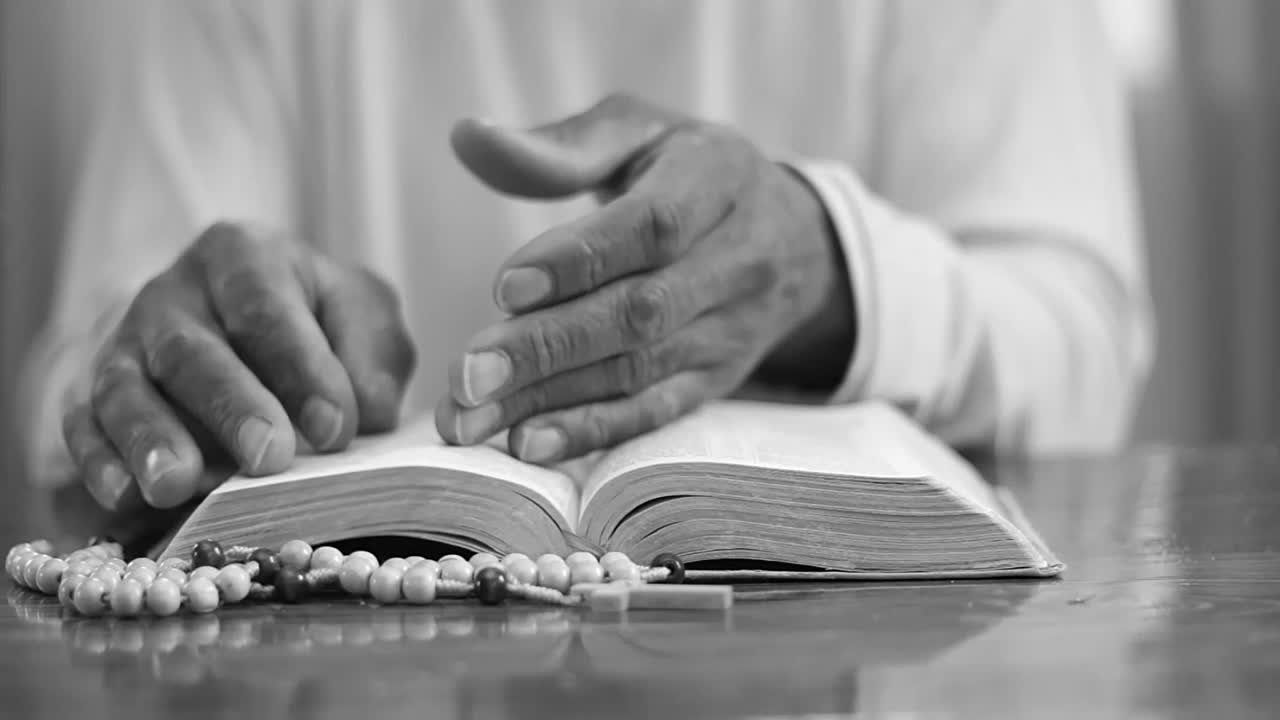 mani giunte su una Bibbia con persone, filmato video in stock