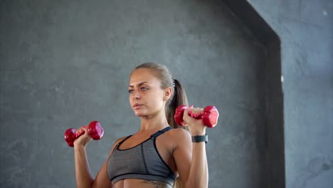 mujer trabajando con pesas