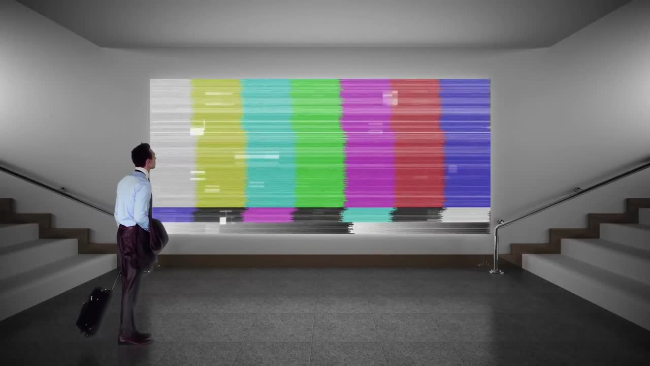 스크린 을 보고 있는 사업가