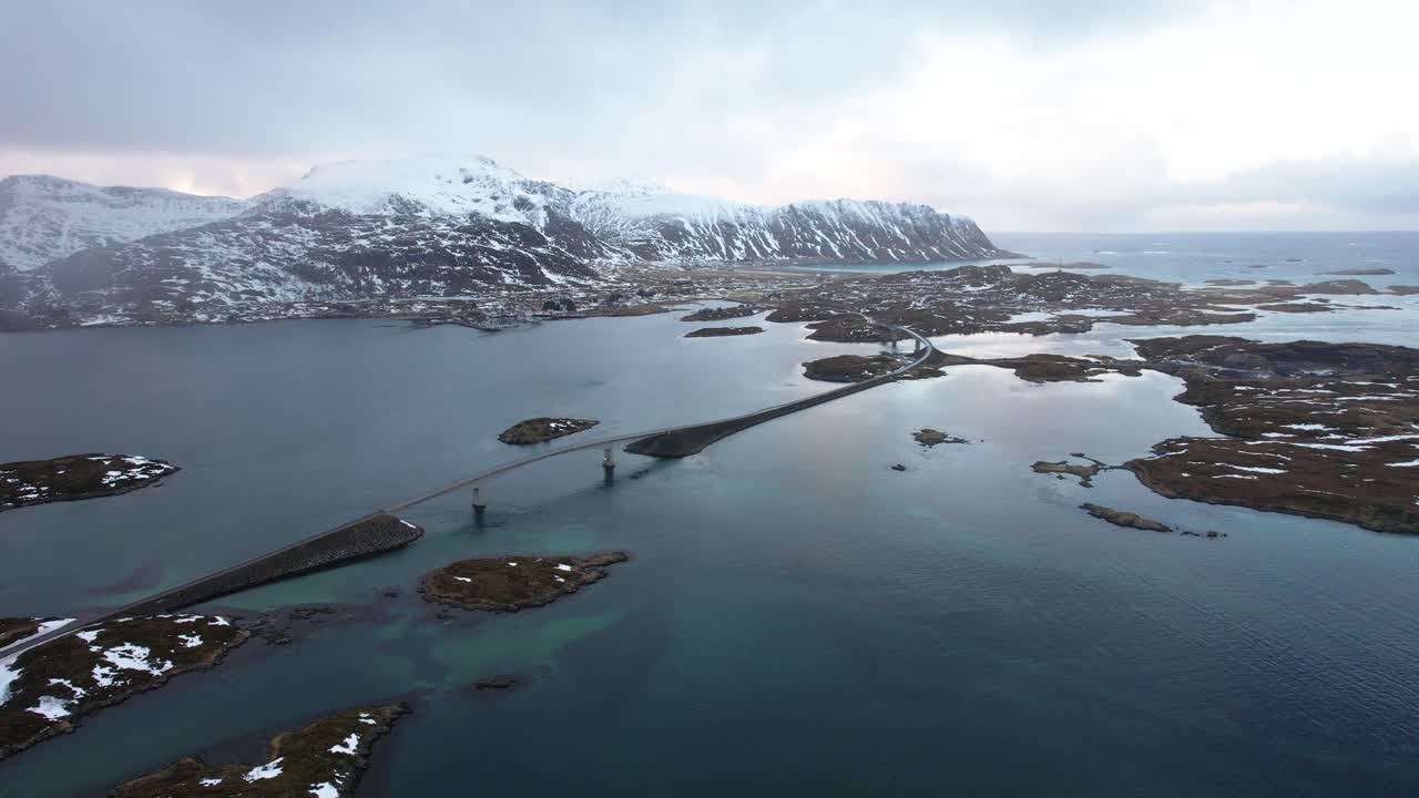 vista aérea del puente de las islas lofoten con archipiélago y montañas - dron 4k