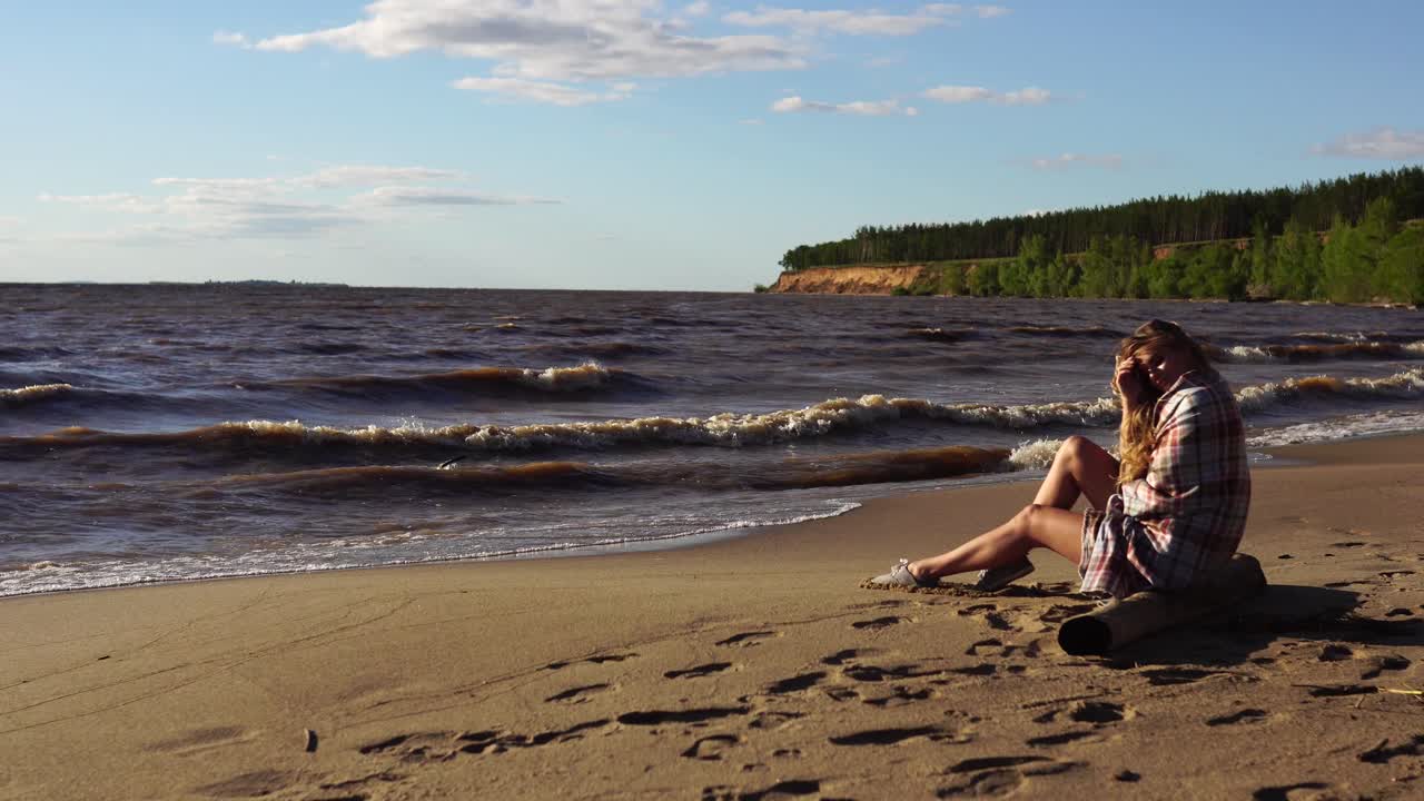해가 지는 해변에서 휴식을 취하는 여자