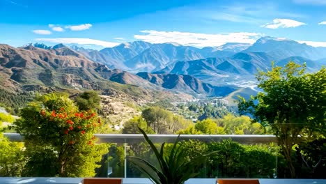 un comedor con vistas a las montañas