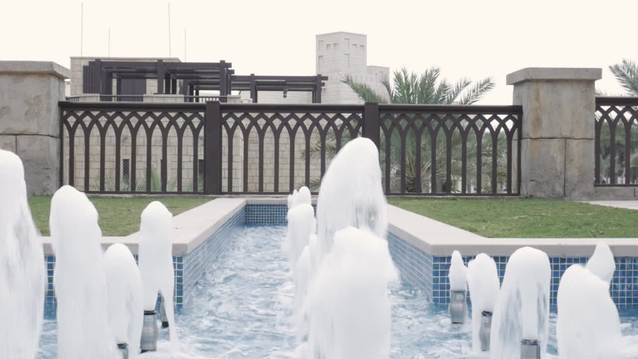Fuentes de agua espumosas en Souk Madinat Jumeirah Dubái, primer plano