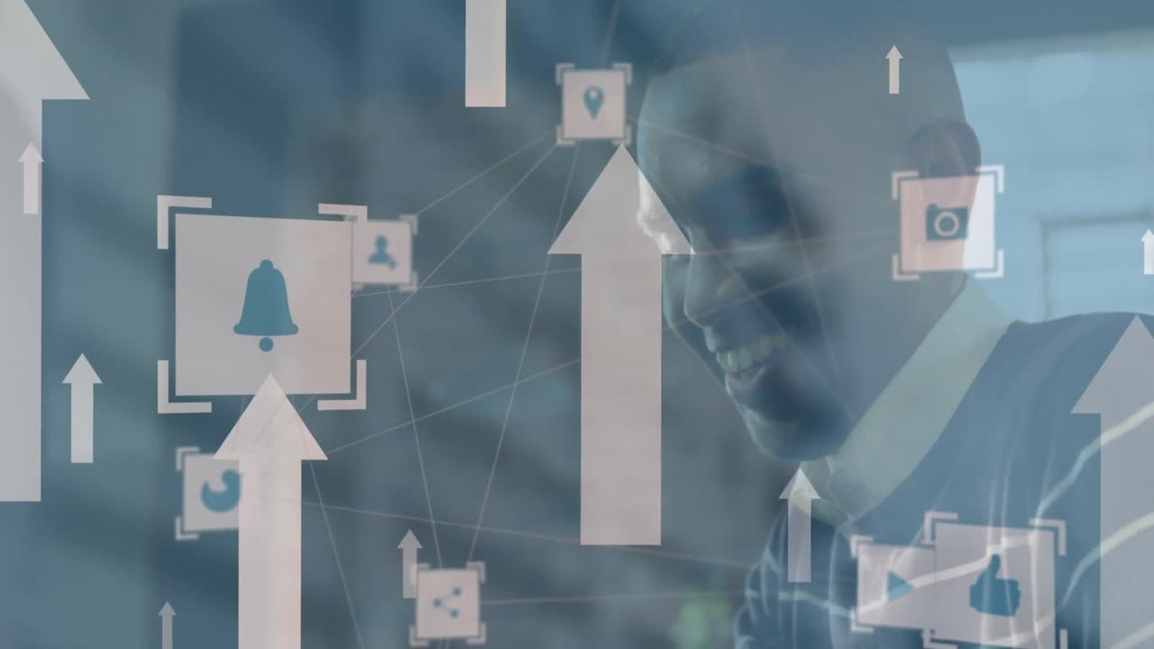 animación de flechas hacia arriba e iconos conectados sobre un hombre afroamericano sonriente que usa un teléfono inteligente