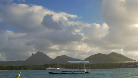 Paisaje-De-Mauricio-Con-Vistas-A-Las-Montañas-Desde-Un-Velero.