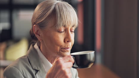 Ältere-Frau-Im-Geschäft,-Kaffee-Und-Denken