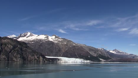 Glaciar-Margerie-Y-Aguas-De-La-Bahía-De-Entrada-De-Tarr-En-Un-Día-Soleado-De-Verano-En-El-Parque-Nacional-Y-Reserva-De-La-Bahía-De-Los-Glaciares,-Alaska