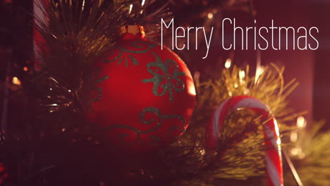 feliz navidad escrito frente a un árbol de navidad