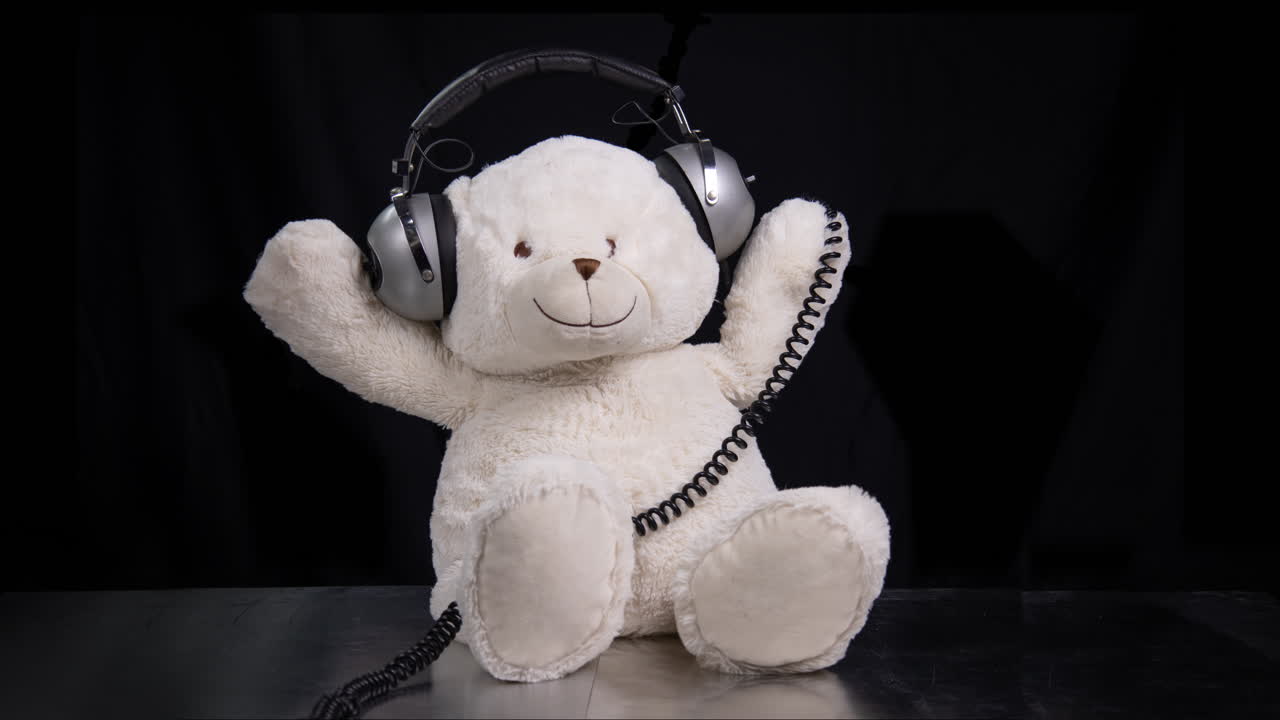 oso de peluche con auriculares