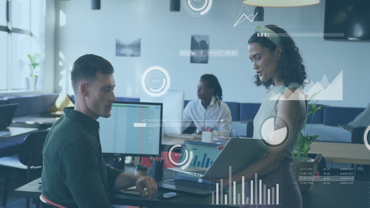 animación del procesamiento de datos financieros sobre diversos colegas que discuten el trabajo en la oficina