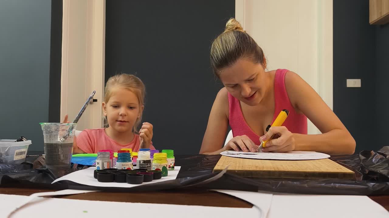 madre e hija pintando y haciendo artesanías juntos