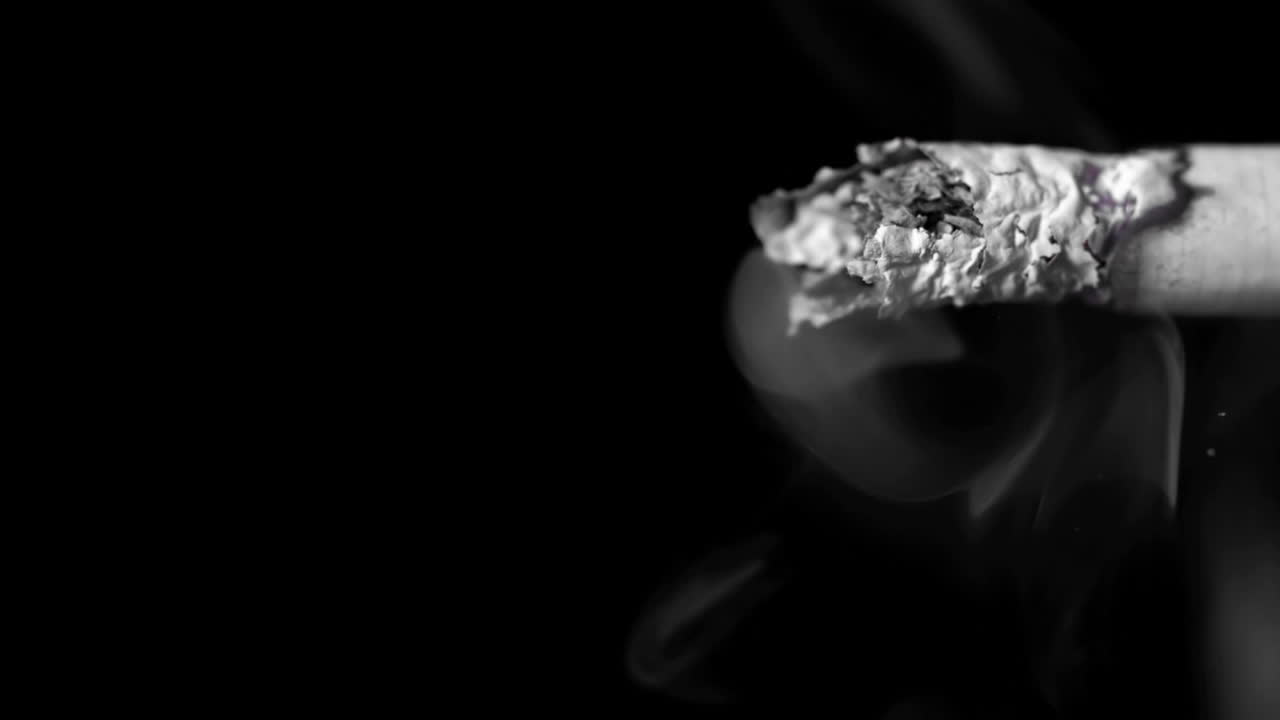 담배 밖으로 날아오는 재