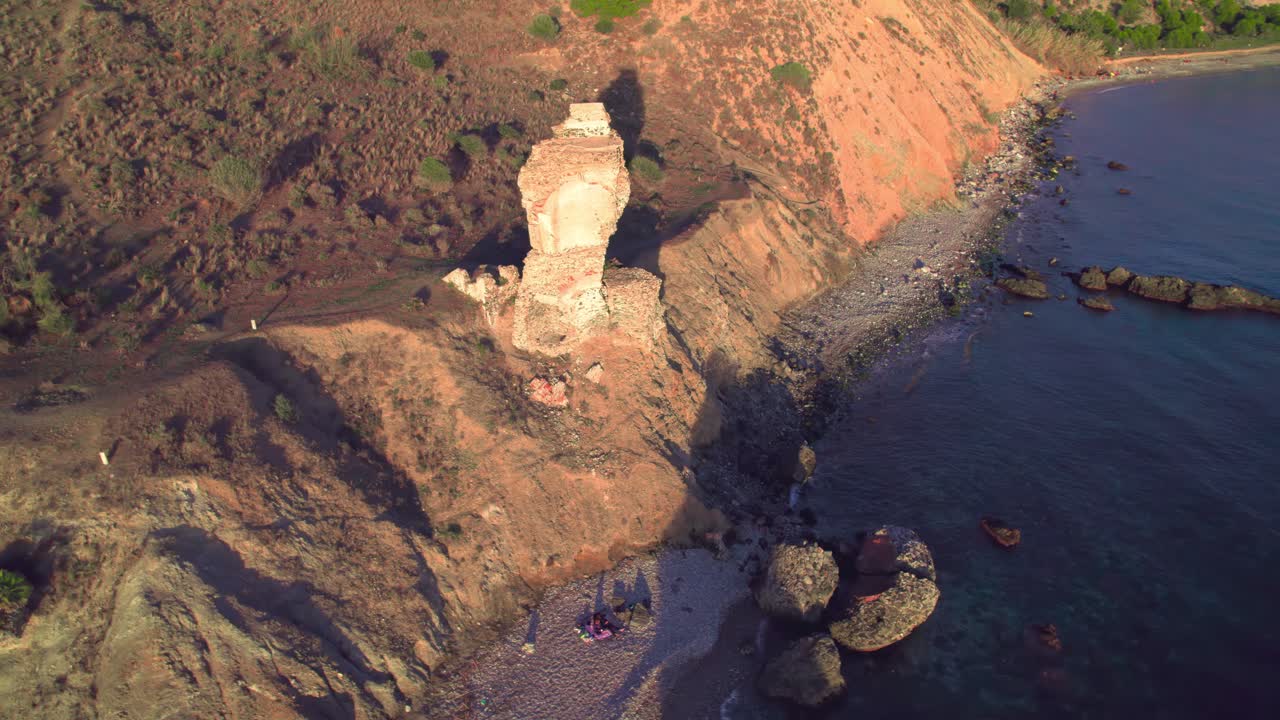un avión en órbita alrededor de las ruinas de una torre rocosa abandonada en nerja, andalucía, españa