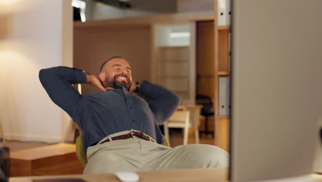 feliz, hombre de negocios y estirándose para relajarse