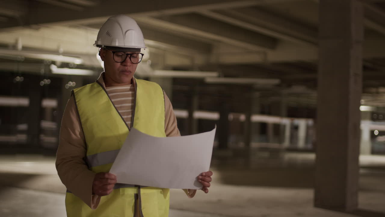 contratista profesional con el papel