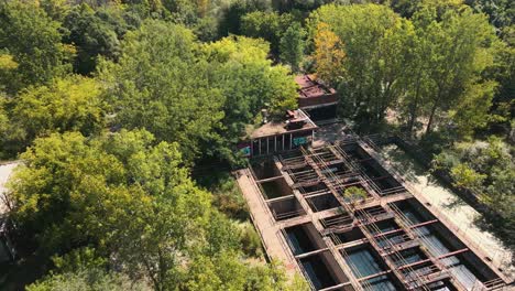 Sommerwetter-Rund-Um-Eine-Alte-Filteranlage-In-Michigan