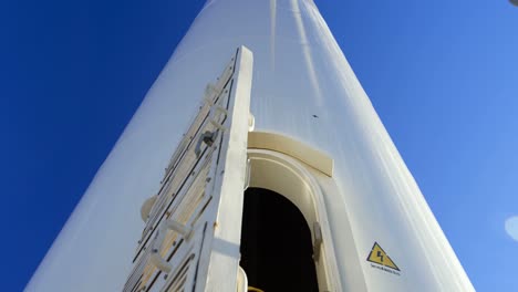 ingeniero abriendo la puerta del molino de viento 4k