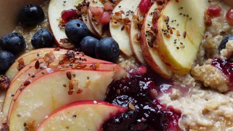 avena caliente con manzanas y bayas de cerca