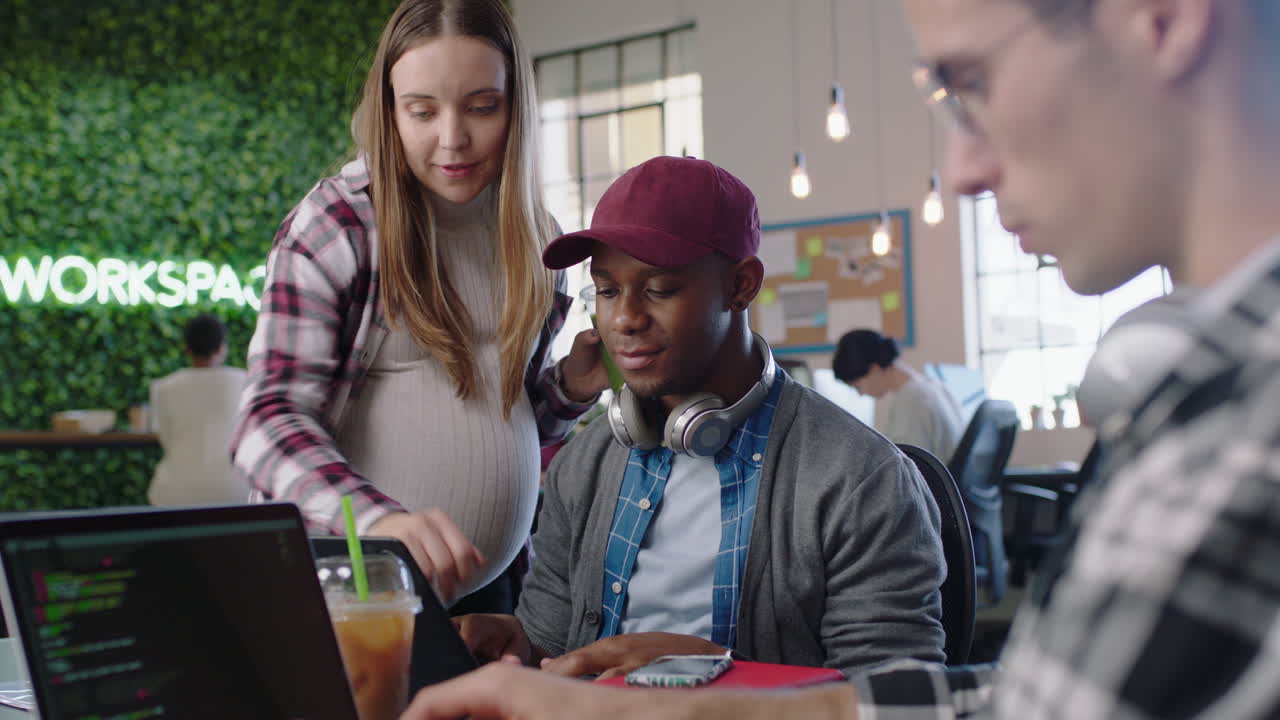 jeunes ingénieurs utilisant des ordinateurs portables numériques codant des logiciels gestionnaire d'équipe enceinte femme partageant des idées de conception pour des applications de communication collègues de projet collaborant au bureau