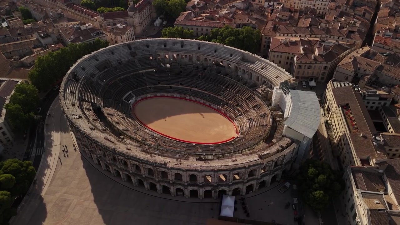 Arènes de Nîmes, site emblématique de l'Empire romain, vue aérienne par drone en France, paysage classé au patrimoine mondial de l'UNESCO
