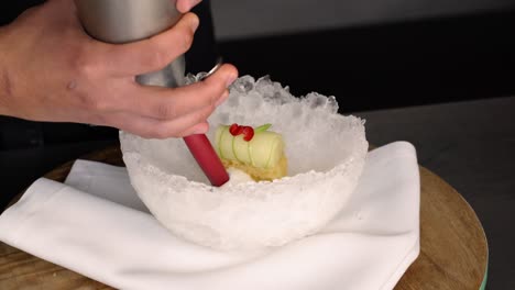 una persona está poniendo crema en un plato de postre