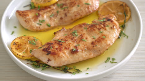 pollo a la parrilla con mantequilla, limón y ajo