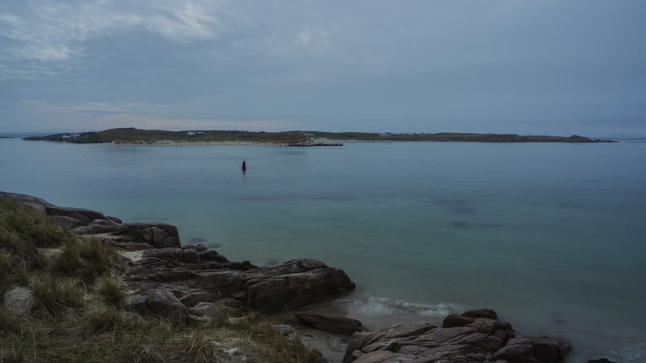 Tramonto serale nuvoloso su una spiaggia rocciosa nella contea di Donegal in Irlanda.