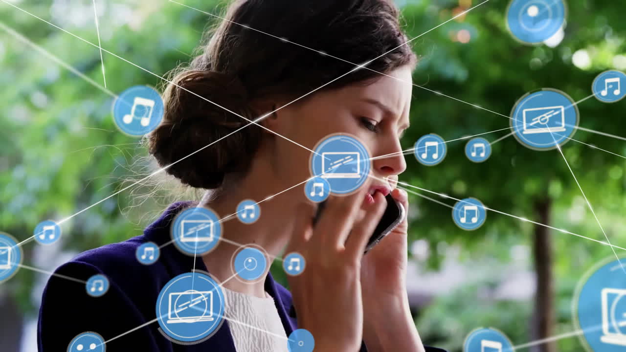 animación de la red de conexiones sobre una mujer caucásica hablando en un teléfono inteligente
