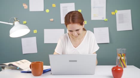 mujer charlando en la computadora portátil.