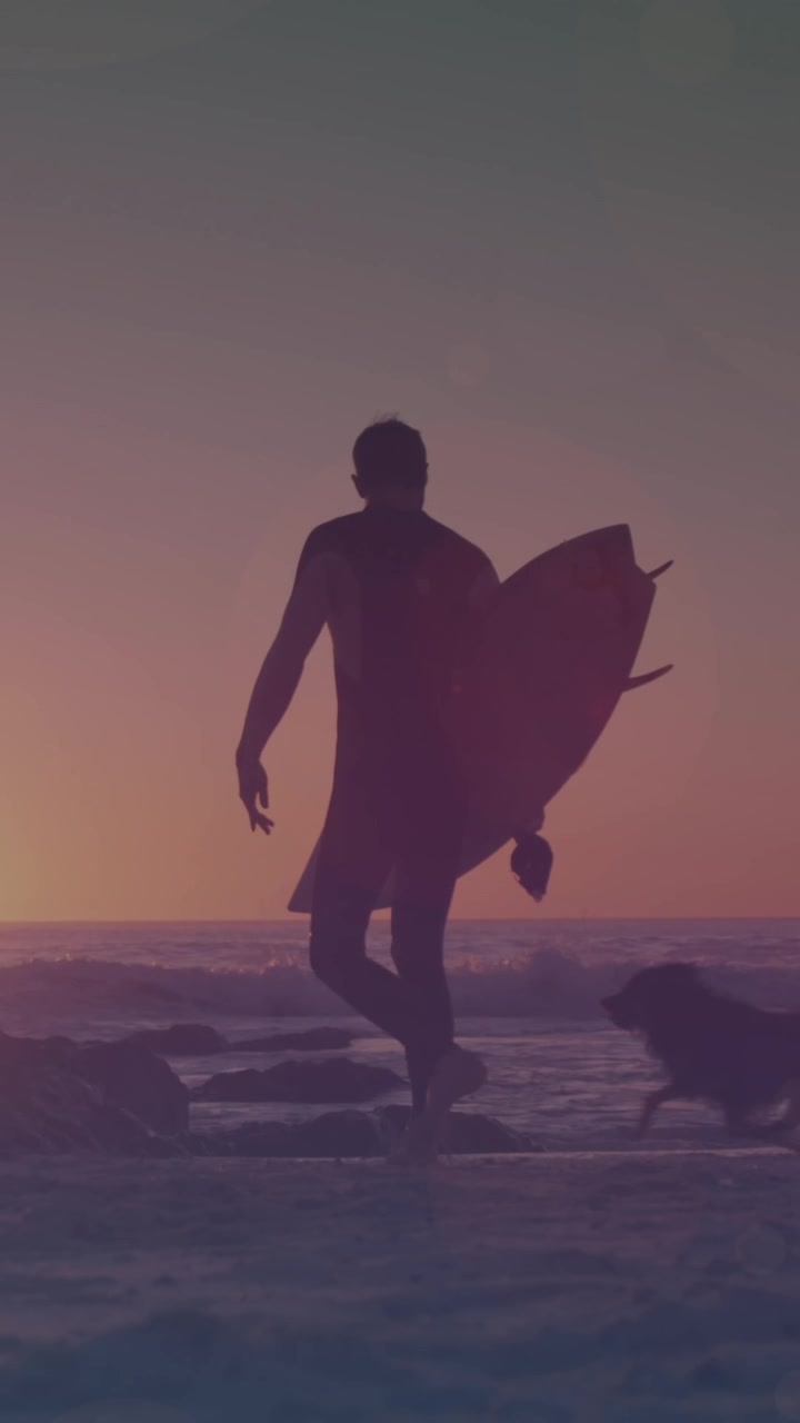 Animación de luces brillantes sobre un hombre caminando con tabla de surf junto al mar