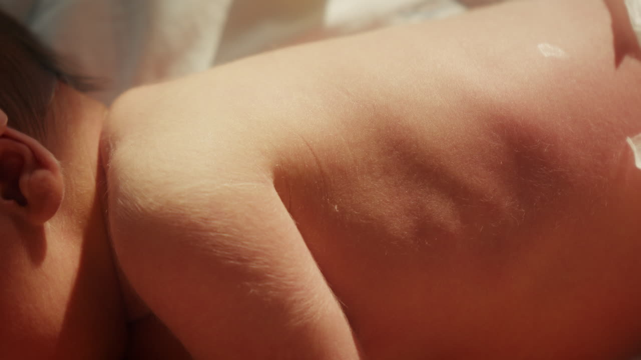 primer plano de un recién nacido descansando