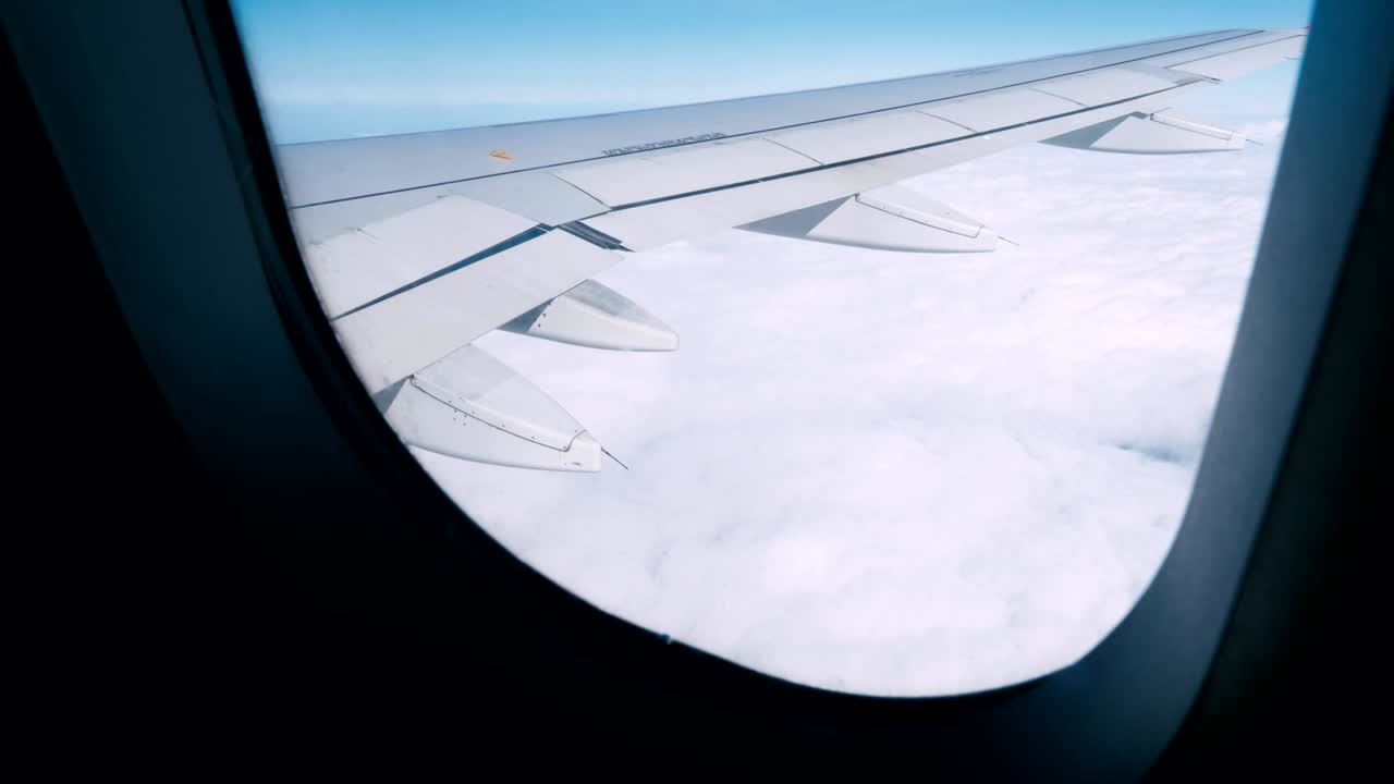la vista desde la ventana del avión en el ala y las nubes.