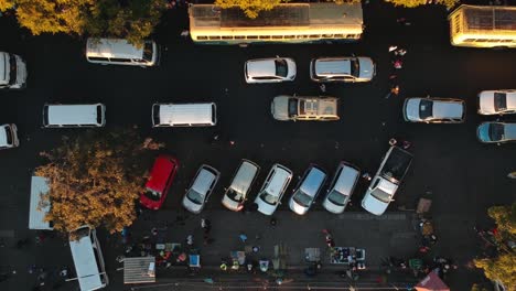 una toma con un dron del tráfico de la ciudad en una concurrida terminal de autobuses en bulawayo, zimbabwe