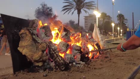 Espetero-Bereitet-An-Einem-Sommerabend-In-Einer-Strandbar-Das-Feuer-Zum-Braten-Der-Sardinen-Vor