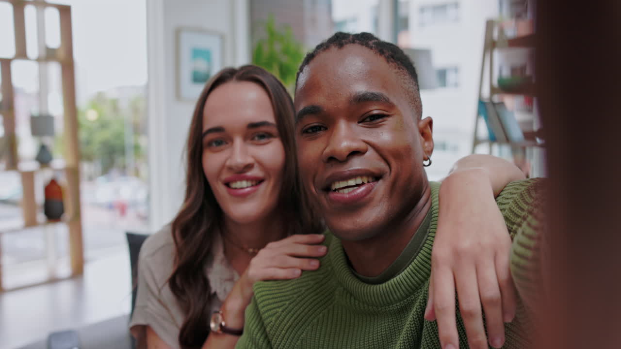 Coppia interrazziale, sorriso e selfie di influencer