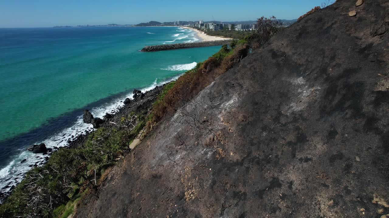 Encostas queimadas da montanha Burleigh perto do mar azul - Queensland, Austrália. - tomada aérea