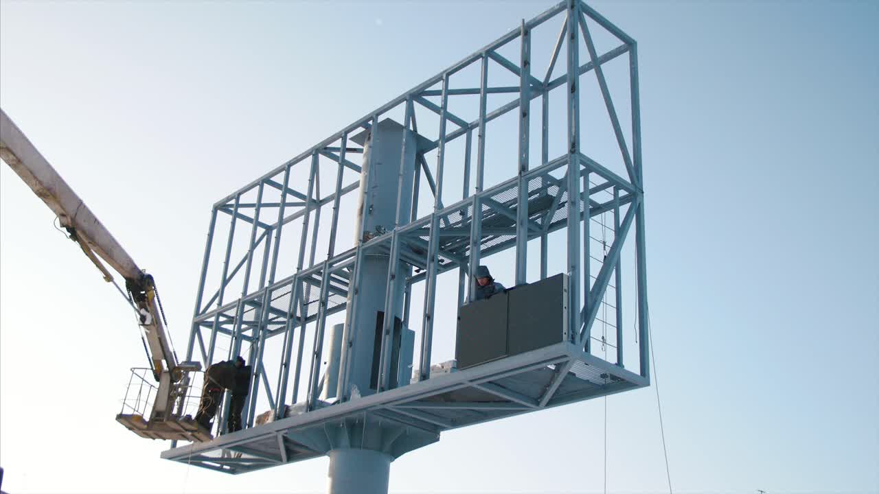 큰 led 광고판을 설치합니다.