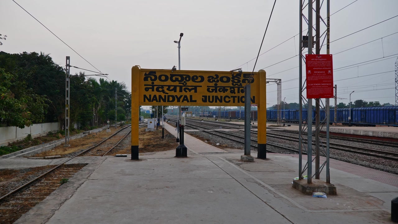 Nandyal Junction jernbanestation navneskilt, stabilt skud, dagtid, 4K