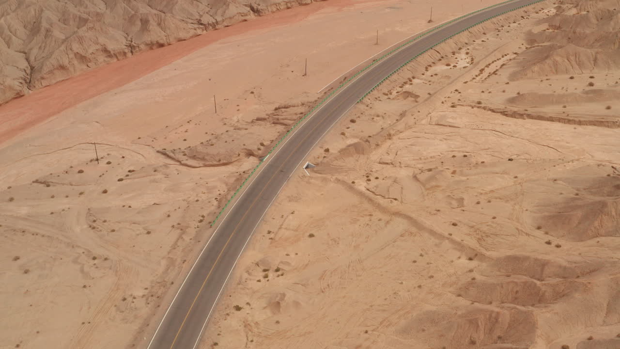 고속도로 교차로가 있는 침식 지형의 건조한 땅.